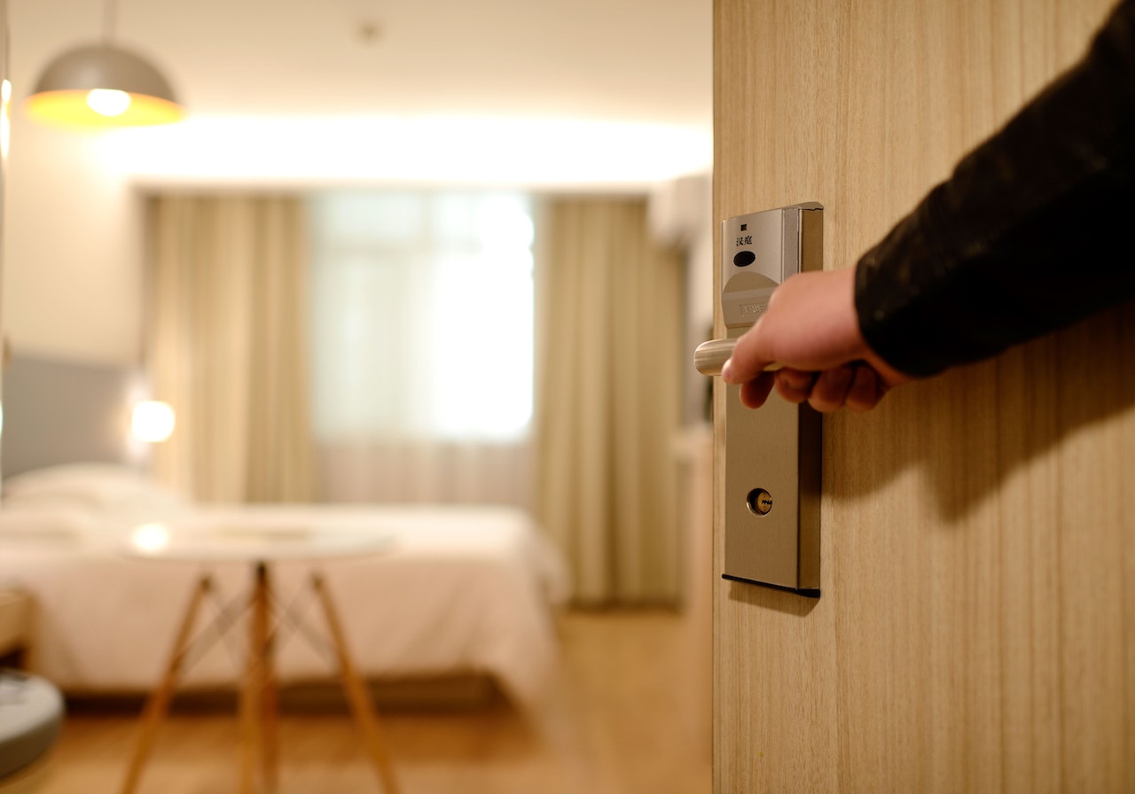 Customer Satisfaction in hotels with security cameras